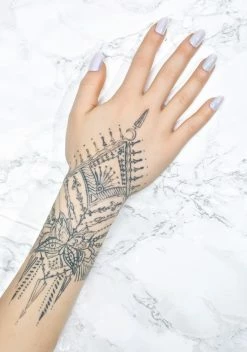 LIME CRIME Oyster Pop On Nails